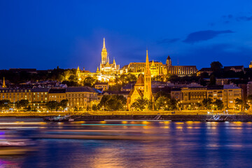 Naklejka premium Panorama of Budapest at night on the Danube River, Hungary