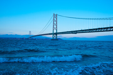 夕暮れの明石海峡大橋