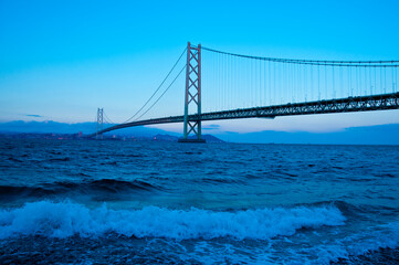 夕暮れの明石海峡大橋