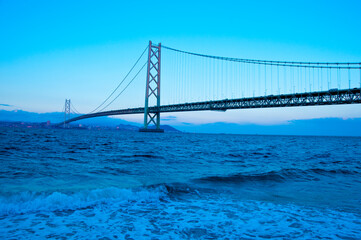 夕暮れの明石海峡大橋