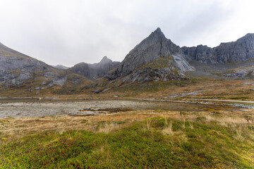 Fototapeta na wymiar Wyspa Flakstadøya nalerząca do Archipelagu Lofoty w okręgu Nordland w Norwegii