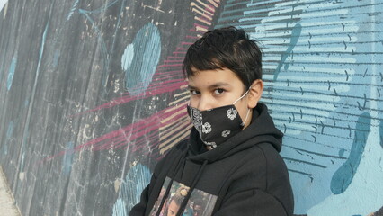 Ragazzo con mascherina