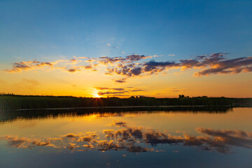 Fototapeta na wymiar Autumn golden sunset on a quiet lake