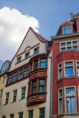 Obraz premium halle saale, deutschland - sanierte altbauten am marktplatz