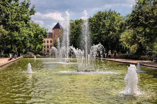 halle saale, deutschland - springbrunnen im park am opernhaus