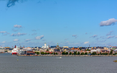 Fototapeta na wymiar Helsinki cityscape shot from water with white Helsinki Cathedral, red Uspenski Cathedral and black city roofs, Finland.