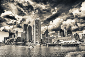 Obraz premium Boston Waterfront skyline. City buildings at sunset seen from Fort Point Channel