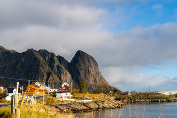 Widok na wyspie Moskenoya, należącej do archipelagu Lofoty w Norwegii - obrazy, fototapety, plakaty
