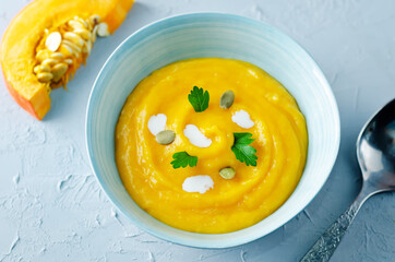 Pumpkin soup with pumpkin seeds and parsley leaves
