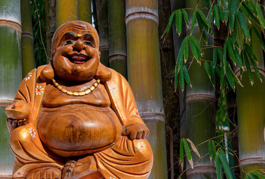Estátua de Buda da felicidade e fundo com bambus