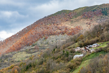 Vue sur la vallée du Biros en Ariège dans les Pyrénées