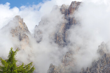 Dolomites dans la brume