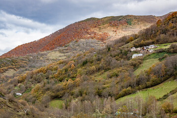 Fototapeta na wymiar Vue sur la vallée du Biros en Ariège dans les Pyrénées