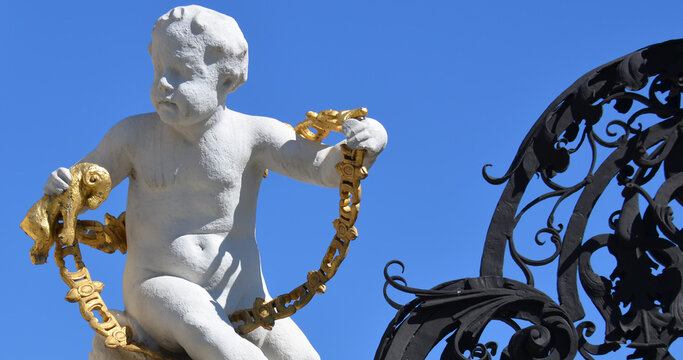 escultura de la puerta del palacio de Belvedere en Viena, representacion de la Orden del Toison de Oro, con el collar formado por dobles B y el cordero simbolo de la fe cristiana
