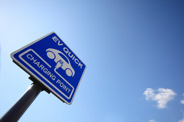 電気自動車の公衆充電スタンドの標識