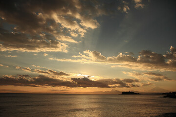 夕暮れの海と江ノ島