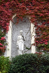 Steinfrau an einer Altbaufassade in Baden-Baden