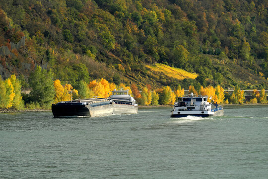 Begegnung von 2 Binnenschiffen auf dem Rhein im Mittelrheintal - Stockfoto
