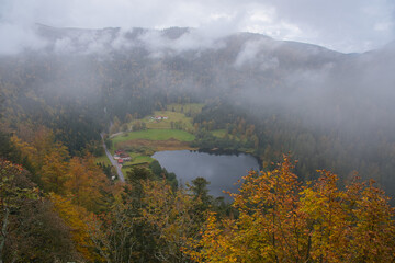 Blick auf den Lac de Retournemer in den herbstlichen Vogesen