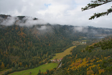 Fototapeta premium Blick auf den Lac de Retournemer in den herbstlichen Vogesen