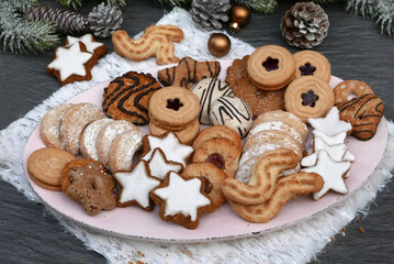 Bunter Teller zum Advent