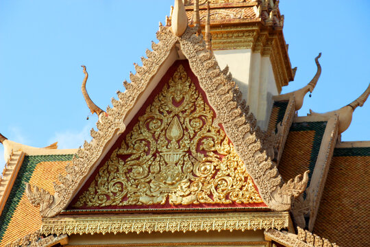 Beautiful golden roof of a temple in a Buddhist monastery 4