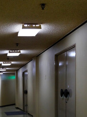 オフィスの廊下のスプリンクラー