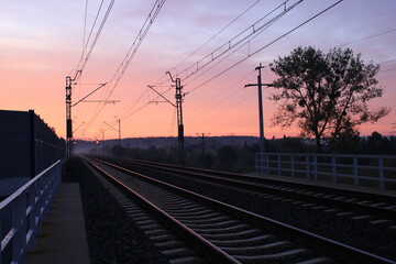 Fototapeta na wymiar Linia kolejowa, tory , wschód słońca w październiku , Polska ,trasa Katowice - Kraków , wiadukt w Luszowicach,