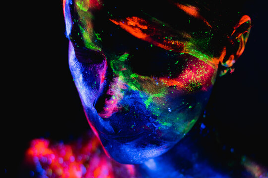 modelo maquillada con maquillaje fl&uacute;or inspirada en nebulosa 