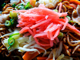 焼きそばの上にのせた紅生姜