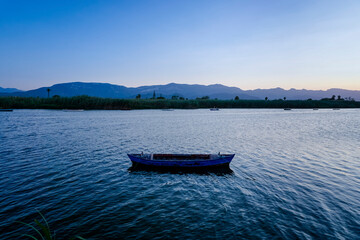 Obraz premium boats in the lagoon at sunset