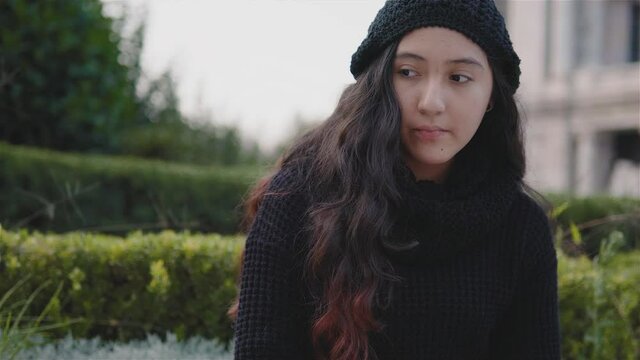 Adolescente en las calles de la Ciudad de M&eacute;xico observa a la gente pasar pasar y tiene ropa de abrigo en una tarde de oto&ntilde;o
