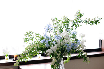 白と青の花のフラワーアレンジ