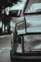 Coche a blanco y negro