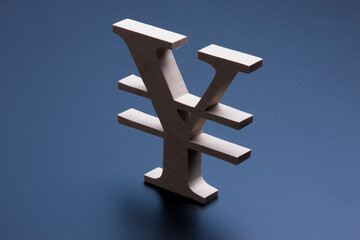 円