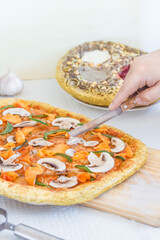 cortando pizza vegana sobre la mesa 