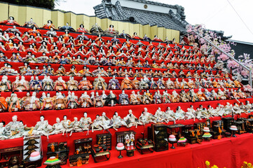 山門前に飾られた600体のひな人形