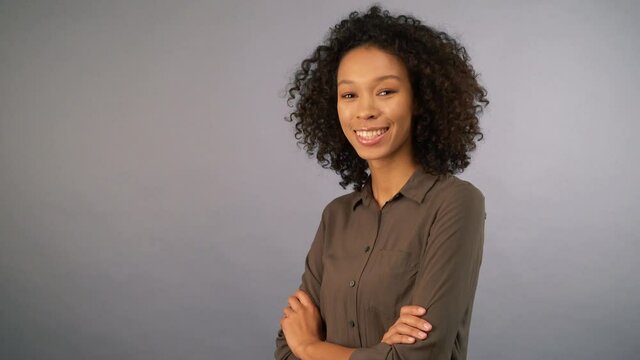Portrait of her she nice-looking lovely attractive charming cheerful cheery wavy-haired girl wearing casual folded arms isolated on gray background 4K