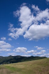 Obraz na płótnie Canvas 吉井川左岸堤防ごしの熊山と秋の空（タテ位置）