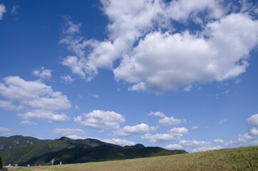 Fototapeta na wymiar 吉井川左岸堤防ごしの熊山と秋の空（ヨコ位置）