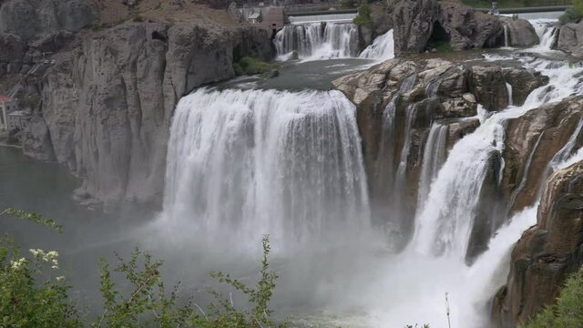 Multiple Giant Waterfalls next to each other | Shoshone Falls in Idaho | 4K | Pan right