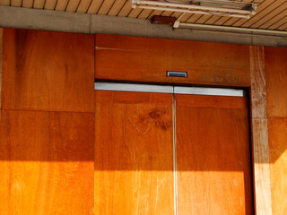 ベニヤ板で閉鎖した公共施設