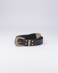 Serie de fotos de cinturones en fondo blanco