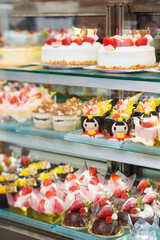 ケーキ店のガラスケース