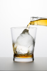 ウイスキーを注ぐ