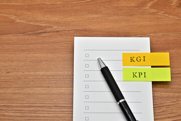 A sticky note with the words "KPI" and "KGI" stamped on the side of the checklist.