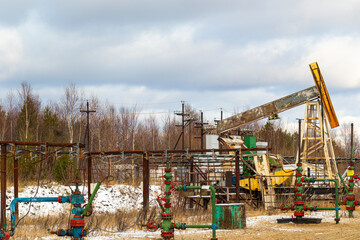 Naklejka premium old equipment for the extraction of mineral oil in the field