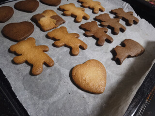 自宅で焼いたこんがりハートとクマの形のクッキー。お菓子作り、クッキング、おうち時間