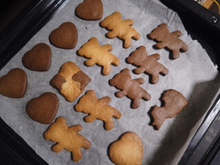 自宅で焼いたこんがり熊とハート型のクッキー。お菓子作り、クッキング、おうち時間