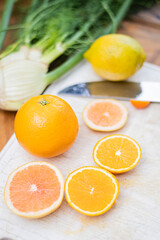 rodajas de distintos tamaños de naranja pomelo quinoto y menta sobre base blanca fruta de estacion primavera verano cordoba argentina
